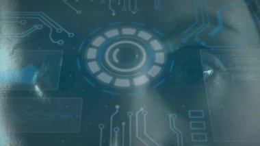 Arka planda insan yüzü üzerinde tarama ve bilgisayar işlemci animasyonu. küresel bağlantılar, teknoloji ve dijital arayüzler konsepti dijital olarak oluşturulmuş video.