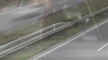 Otoyol üzerindeki hızlı yol trafiğinin animasyonu. küresel iş, finans ve ulaşım konsepti dijital olarak oluşturulmuş video.