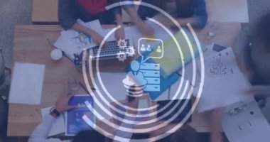 Ofiste çalışan bir grup meslektaşla simge ağının animasyonu. küresel işletme ve finans ve ağ konsepti dijital olarak oluşturulmuş video.