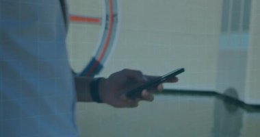 Animasyon 6G metin ve parlayan bilgisayar anakart akıllı telefon kullanarak yürüyen adam üzerinde. iletişim teknolojisi dijital arayüz kavramı, dijital olarak oluşturulmuş video.