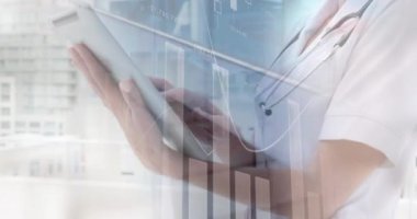 Tablet kullanan kadın doktorun istatistik kaydının animasyonu. küresel tıp ve teknoloji konsepti dijital olarak üretilen video.