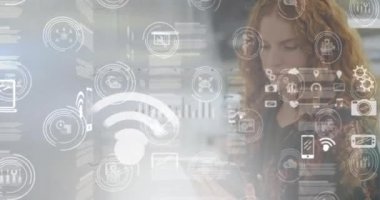 Tablet kullanan iş kadını üzerindeki dijital simge ağının animasyonu. küresel iş, finans ve ağ konsepti dijital olarak oluşturulmuş video.