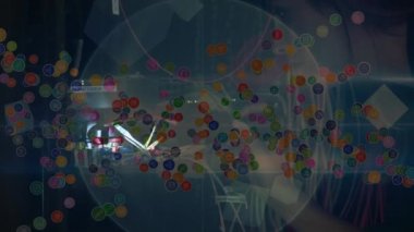 Arka planda bilgisayar sunucusunu tamir eden kadın üzerine dijital simgelerin canlandırılması. küresel teknoloji, bağlantılar ve dijital arayüz konsepti dijital olarak oluşturulmuş video.