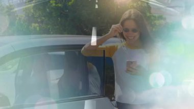 Arabanın yanında akıllı telefon kullanan bir kadının yol trafiği animasyonu. küresel finansman, iş ve dijital arayüz kavramı dijital olarak oluşturulmuş video.