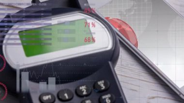 Ödeme terminali üzerinden finansal veri işleme animasyonu. küresel finansman, iş ve temassız ödeme kavramı dijital olarak oluşturulmuş video.