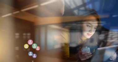 Sosyal medya insanlarının animasyonu akıllı telefon ve tablet kullanan kadınlar üzerinde simgeler oluşturuyor. küresel sosyal medya ağı, bağlantı, iletişim ve teknoloji konsepti dijital olarak oluşturulmuş video.