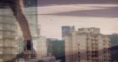 Yüksek binalara karşı sokakta yürüyen insanların dijital kompozisyonu. küresel iş ve teknoloji kavramı