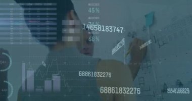 Ofisteki iş arkadaşlarının beyin fırtınası üzerine finansal veri işleme animasyonu. küresel finans ve iş dünyası, dijital olarak oluşturulan bağlantı konsepti.