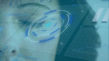 Arka plandaki kadın gözü üzerindeki ekranlarda istatistik işleme ve tarama animasyonları. küresel bağlantılar, teknoloji ve dijital arayüzler konsepti dijital olarak oluşturulmuş video.