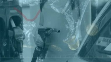 Kırmızı hat kaydının ve benzin istasyonundaki kadının üzerine düşen bozuk paraların animasyonu. küresel finans, iş ve teknoloji kavramı dijital olarak oluşturulmuş video.