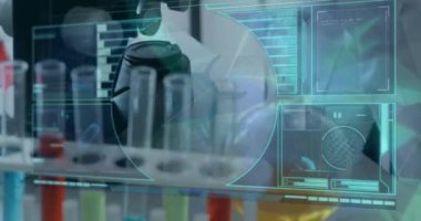 Laboratuvarda mikroskop kullanarak kadın bilim adamının üzerinde dönen Coperid 19 hücresinin animasyonu. küresel koronavirüs salgını, ilaç ve sağlık konsepti dijital olarak oluşturulmuş video.