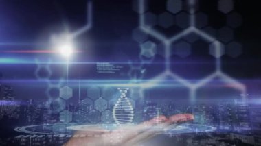 DNA iplikçiklerinin dönmesi ve tıbbi verilerin el üstünde işlenmesi. küresel bağlantılar, tıp, bilim ve dijital arayüz konsepti dijital olarak oluşturulmuş video.