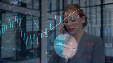 Akıllı telefon kullanan bir iş kadınının finansal veri işleme animasyonu. küresel finans, iş ve bağlantı konsepti dijital olarak oluşturulmuş video.