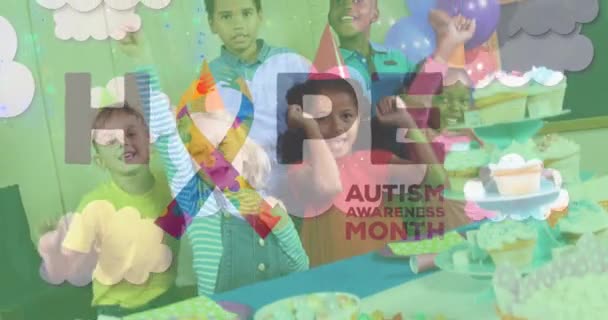 希望のアニメーション自閉症の認識月のテキストとリボンは 学校の子供たちの上にパズルで形成された 自閉症や学習障害の認識と支援の概念をデジタルで生成したビデオ — ストック動画