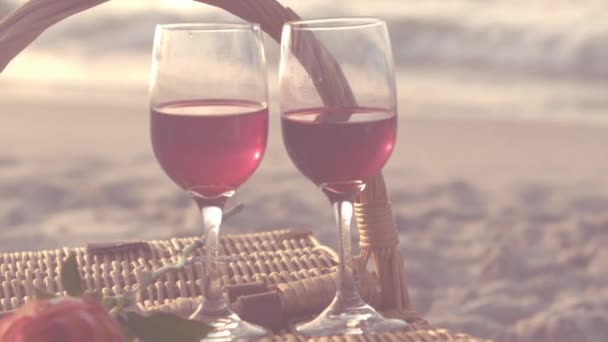 海のそばのビーチで2杯以上のワインの上に紫と白だけで良い波の言葉のアニメーション ポジティブな感情自然健康概念デジタルで生成されたビデオ — ストック動画