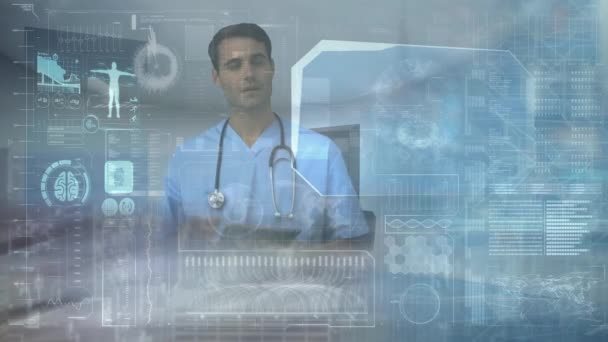 Tabletli Erkek Doktor Üzerinde Tıbbi Veri Işleme Tarama Animasyonu Küresel — Stok video
