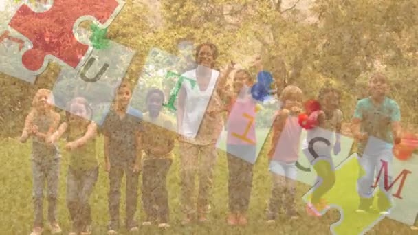 공원에서 뛰노는 아이들 자폐증 텍스트 떨어지는 애니메이션 자폐증 동영상 — 비디오
