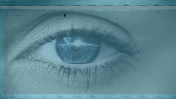 Animacja Kobiecego Otwarcia Niebieskiego Oka Obracającą Się Kulą Ziemską Przewijaniem — Wideo stockowe