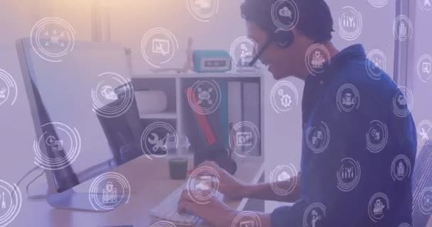Animace Sítě Digitálních Ikon Přes Podnikatele Pomocí Sluchátek Telefonu Počítače — Stock video