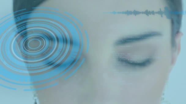 背景下女性面部的范围扫描和数据处理动画 全球连接 技术和数字接口概念数字生成视频 — 图库视频影像