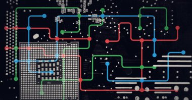 İşlemci devre kartı üzerinden bağlantı ağının bileşimi. küresel teknoloji, dijital arayüz ve dijital olarak oluşturulan veri işleme konsepti.