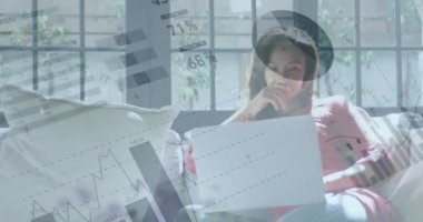 Evde dizüstü bilgisayar kullanan bir kadın hakkında finansal veri işleme animasyonu. küresel finans ve iş konsepti dijital olarak oluşturulmuş video.