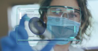 Test tüpü tutan kadın bilim adamının ekrandaki tıbbi veri işleme animasyonu. küresel koronavirüs salgını, ilaç ve sağlık konsepti dijital olarak oluşturulmuş video.