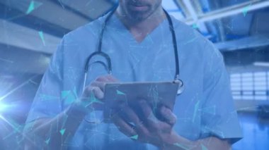 Tablet kullanan erkek doktorun orta bölümünün animasyonu. küresel tıp ve bilim konsepti dijital olarak üretilen video.