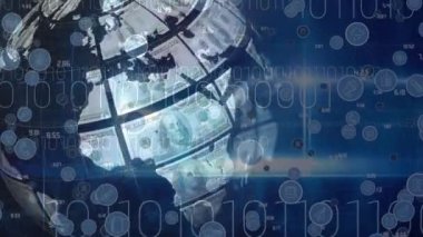 Amerikan dolarlarıyla oluşturulan ikili kodlama ve küre üzerine dijital simgelerin animasyonu. küresel teknoloji, bağlantılar ve dijital arayüz konsepti dijital olarak oluşturulmuş video.