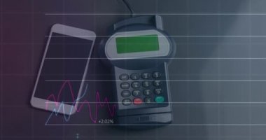 Kredi kartı, akıllı telefon ve kredi kartı üzerinden finansal veri işleme animasyonu. küresel finansman, iş ve temassız ödeme kavramı dijital olarak oluşturulmuş video.