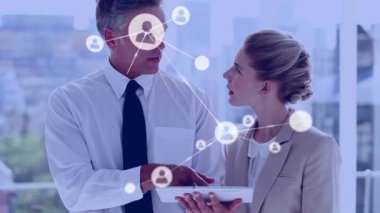 Ofiste tablet kullanan iş kadını ve işadamı üzerindeki dijital simge ağının animasyonu. küresel iş, finans ve ağ konsepti dijital olarak oluşturulmuş video.