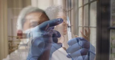 Erkek doktorun son sınıf öğrencisinin akıllı telefondan konuşması üzerine aşı hazırlama animasyonu. küresel koronavirüs salgını konsepti dijital olarak oluşturulmuş video.