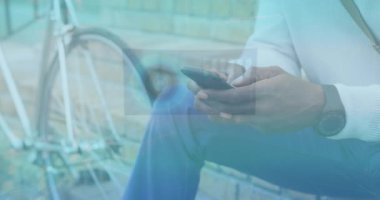 Arayüz görüntülerinin animasyonu ve akıllı telefon kullanarak sokakta oturan adamın üzerinden geçen 6G metin. iletişim teknolojisi dijital arayüz kavramı, dijital olarak oluşturulmuş video.