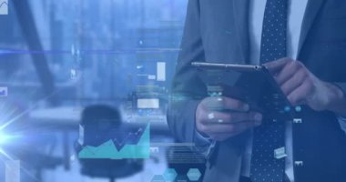 Ofisteki tablet kullanılarak işadamının veri işleme animasyonu. küresel iş, finans ve ağ konsepti dijital olarak oluşturulmuş video.