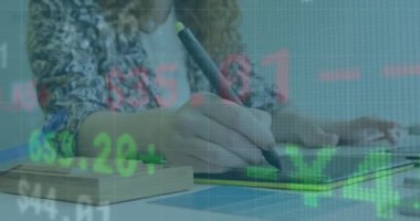 Ofisteki kadın üzerinde grafik tablet kullanarak finansal veri işleme animasyonu. küresel finans ve iş dünyası, dijital olarak oluşturulan bağlantı konsepti.