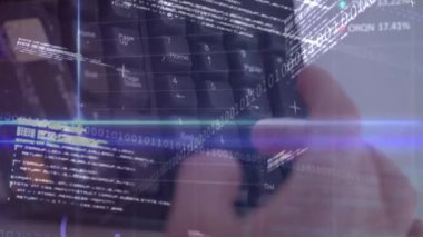 Finansal veri işleme animasyonunun sayısal tuş bord kullanılanla karşılaştırılması. küresel finans, iş ve bağlantı konsepti dijital olarak oluşturulmuş video.