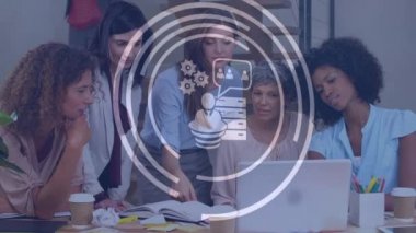 Bilgisayarı kullanan ve ofiste çalışan iş arkadaşlarının dijital simge ağının animasyonu. küresel iş, finans ve ağ konsepti dijital olarak oluşturulmuş video.