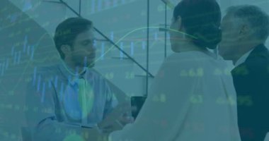 İş adamlarının el sıkışması üzerine finansal veri işleme animasyonu. küresel finans ve iş dünyası, dijital olarak oluşturulan bağlantı konsepti.