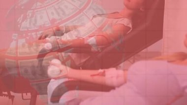 Amerikan doları banknotlarının kan ve küresi üzerinde finansal veri işleme animasyonu. küresel finans ve iş dünyası, koronavirüs salgını konsepti dijital olarak oluşturulmuş video.