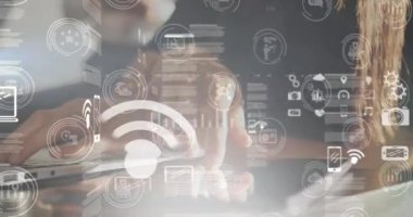 Laptop ve tablet kullanarak iş kadınının veri işleme animasyonu. küresel iş, finans ve ağ konsepti dijital olarak oluşturulmuş video.