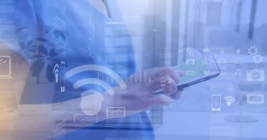 Tablet kullanan kadın hemşire üzerinde tıbbi veri işleme ve dijital simgelerin canlandırılması. küresel tıp ve bilim konsepti dijital olarak üretilen video.