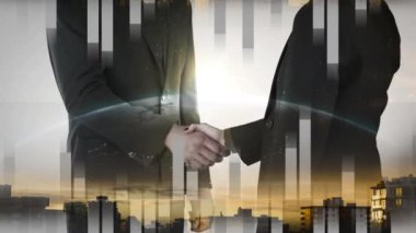 İş adamı ve iş kadınının el sıkışması üzerine finansal veri işleme animasyonu. küresel finansman, iş ve dijital arayüz kavramı dijital olarak oluşturulmuş video.