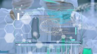 Test tüpü tutan kadın bilim adamının hücre ve tıbbi veri işleme animasyonu. küresel koronavirüs salgını, ilaç ve sağlık konsepti dijital olarak oluşturulmuş video.
