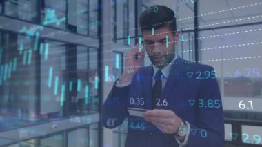 Kredi kartına bakarak telefonla konuşan kişinin finansal veri işleme animasyonu. küresel finansman, iş ve temassız ödeme kavramı dijital olarak oluşturulmuş video.