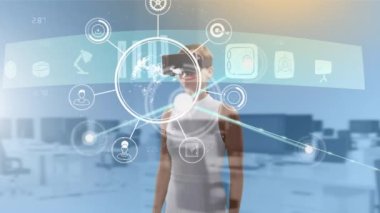VR kulaklık takan bir kadın için simgeler ve veri işleme ağı animasyonu. küresel bağlantılar ve dijital arayüz konsepti dijital olarak oluşturulmuş video.