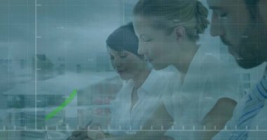 Yeşil çizgi işleme animasyonu, ofis yazarları üzerine ezilmiş Amerikan doları sembolü. küresel finans ve iş dünyası, dijital olarak oluşturulan bağlantı konsepti.