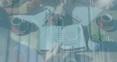 Ofisteki iş arkadaşlarının belgeleri kontrol etmesiyle ilgili finansal veri işleme animasyonu. küresel finans ve iş dünyası, dijital olarak oluşturulan bağlantı konsepti.