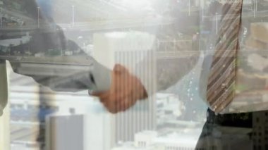 İş adamı ve iş kadınının şehir manzarasında el sıkışmasının animasyonu. küresel finansman, iş ve dijital arayüz kavramı dijital olarak oluşturulmuş video.