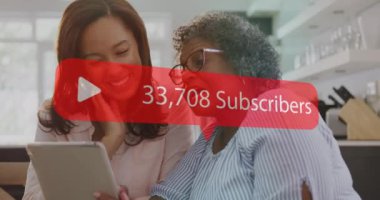 Abonelerle birlikte konuşma baloncuğu animasyonu. Tablet kullanan ve evde gülümseyen iki kadına mesaj atıyor. küresel sosyal medya ve çevrimiçi bağlantı konsepti dijital olarak oluşturulmuş video.
