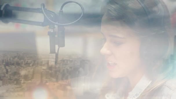 Digitale Komposition Eines Weiblichen Radio Djs Der Vor Dem Hintergrund — Stockvideo